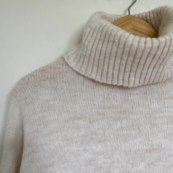 Stradivarius Cream Frayed Hem Turtle Neck Pullover Sweater Women's XS - Picture 2 of 6
